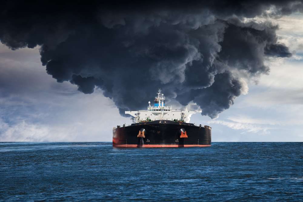 İran Devrim Muhafızları: Hürmüz Boğazı'nda bir süper tanker mayına çarptı