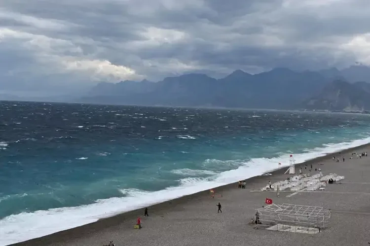 Antalya'da Şiddetli Fırtına ve Sağanak Yağış Etkili Oluyor