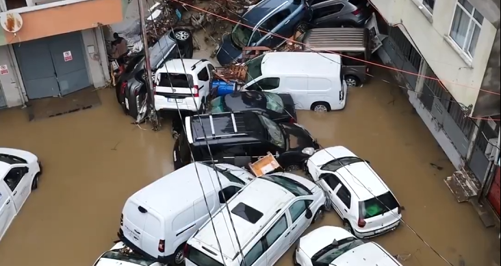 Selin vurduğu Ayazağa’da hasar, gün ağarınca ortaya çıktı